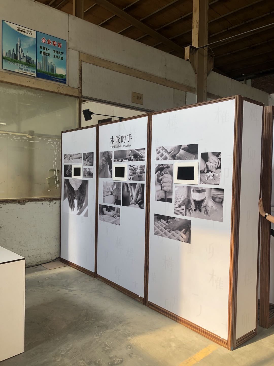 古典展厅展架非物质文化遗产卡布折叠木纹展示架文化人物宣传简介