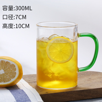 Taza de agua de mango de color recto de borosilicato al por mayor de fábrica con mango taza de té verde transparente de vidrio engrosado de una sola capa para el hogar