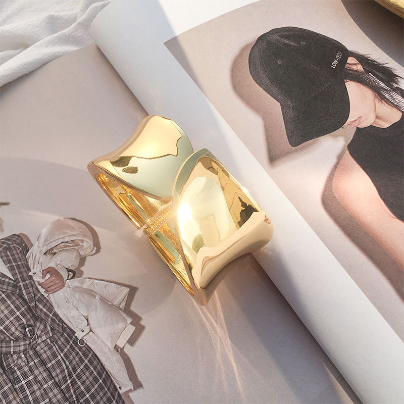 new gold-plated asymmetrical leaf shape unilateral polka dot bracelet