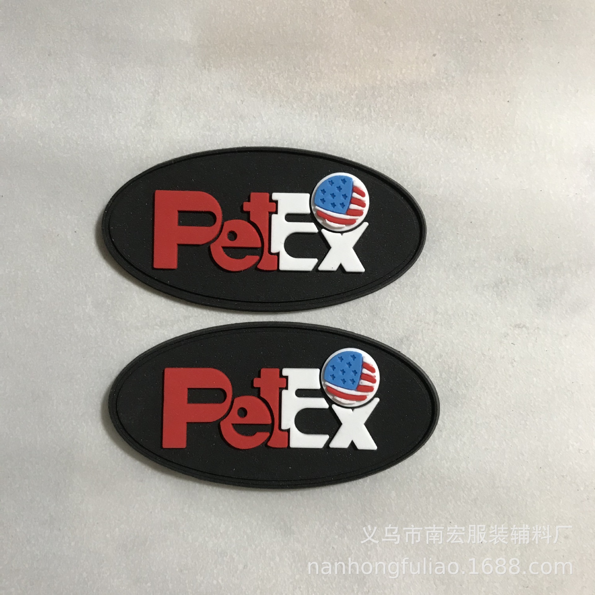 义乌厂家供应皮标牌 PU变色材料羽绒服饰鞋帽箱包裤子滴塑皮标牌