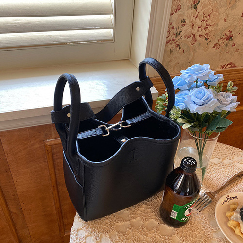 2024 summer new commuter bag, Korean version, fashionable, simple, casual, trendy, large-capacity shoulder bag, portable mother-in-law bag