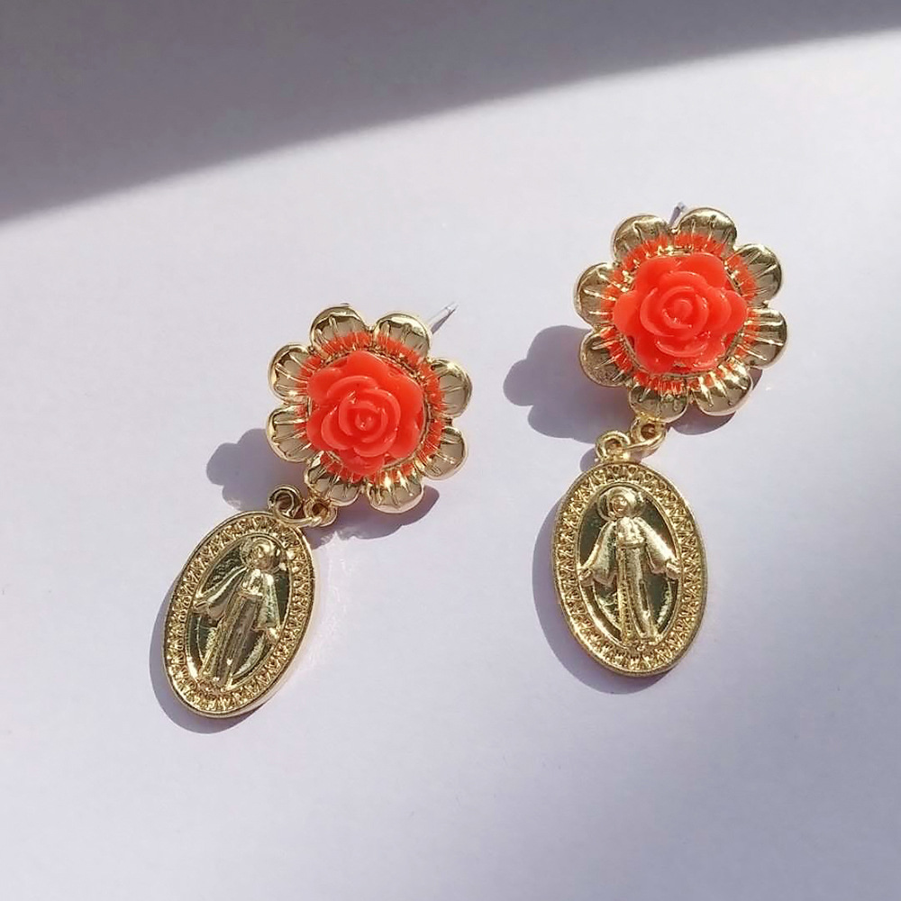 Palace Style Retro Earrings Geometric Alloy Portrait Pendant Resin Flower Earrings Wholesale Nihaojewelry display picture 3