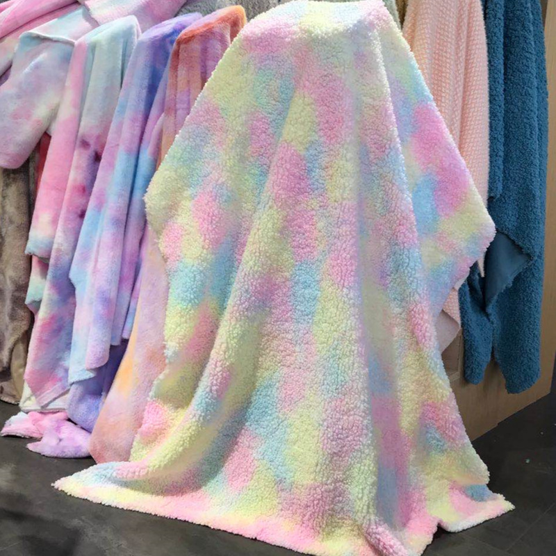 En stock suministro Altai tie-dyed tela de felpa partículas de color pequeño Teddy terciopelo Cordero rollo muñeca ropa tela