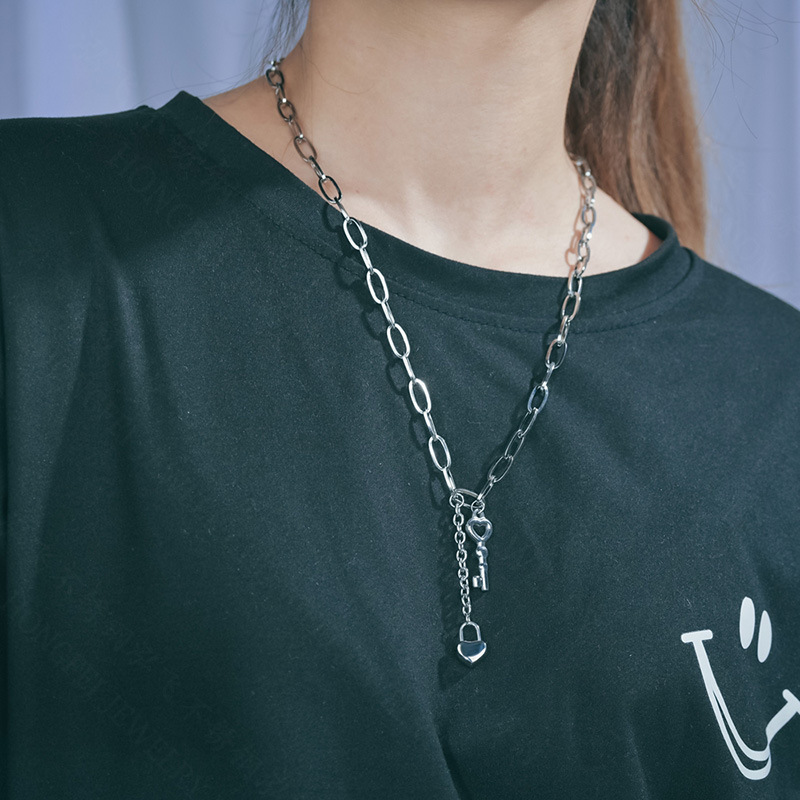 Fashion Stainless Steel Key Necklace Simple Niche Pendant Small Lock Clavicle Chain For Women Nihaojewelry display picture 4