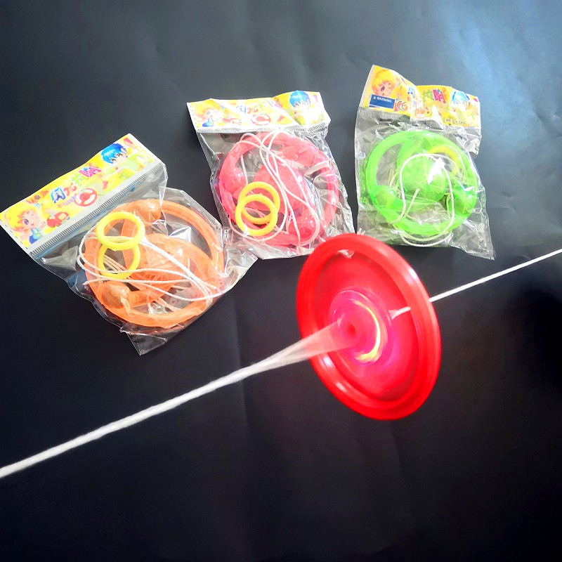 Las pequeñas actividades de microempresas empujan el código de escaneo para enviar regalos debajo de la línea roja en línea, regalos prácticos, pequeños drenadores, artefactos creativos