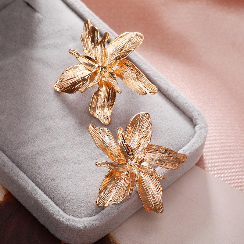 Simple Metallic Flower Three-dimensional Metal Petal Petal Earrings For Women Wholesales Yiwu De Moda Suppliers China display picture 6