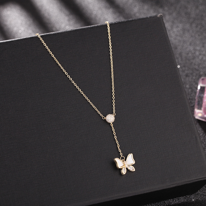 Copper Gold Plated Elegant Simple Style Butterfly Inlay Shell Zircon Necklace display picture 6