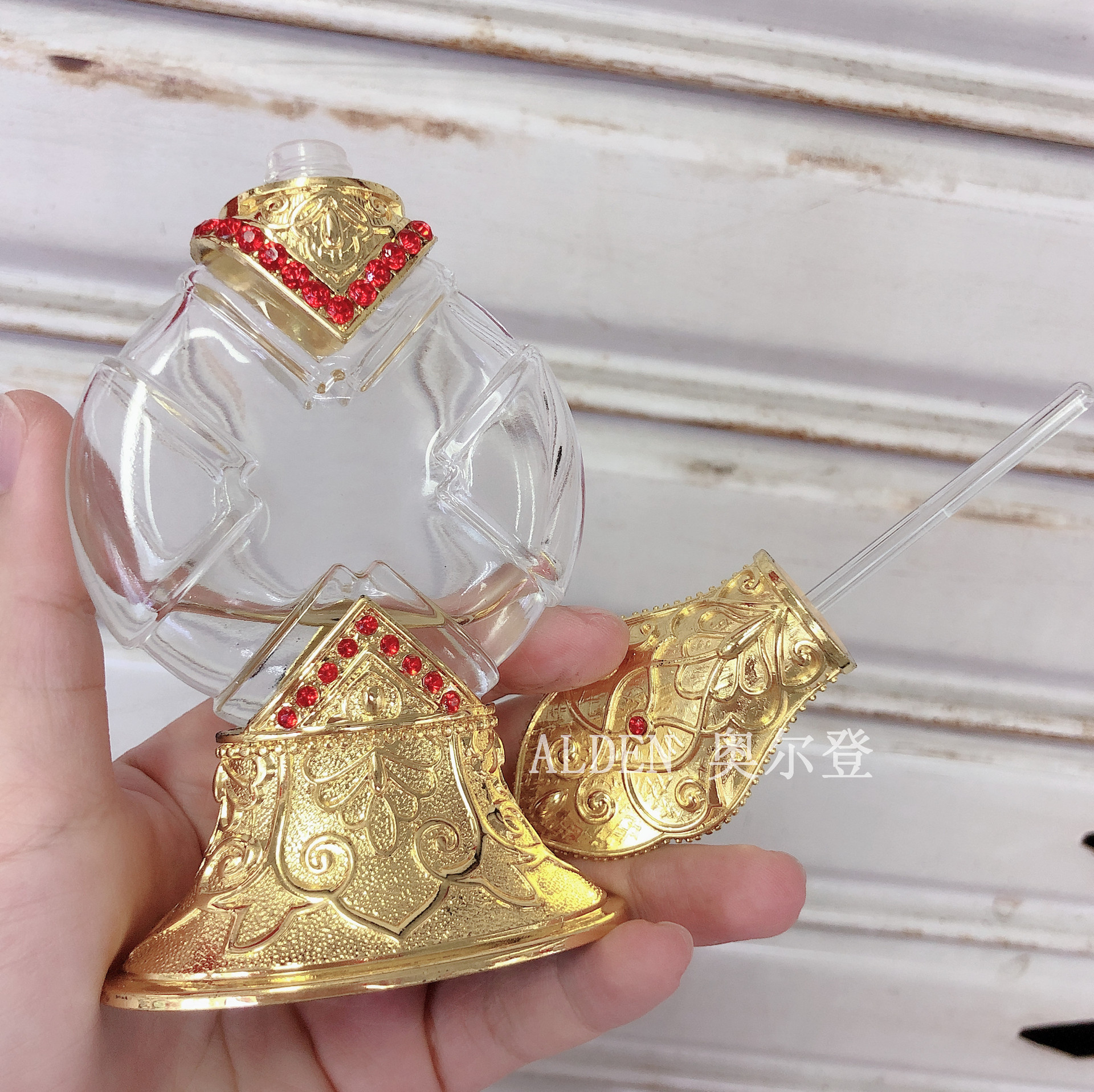 A high-end alloy perfume bottle with a golden glass empty bottle for Dubai vintage essential oil perfume detail image 4