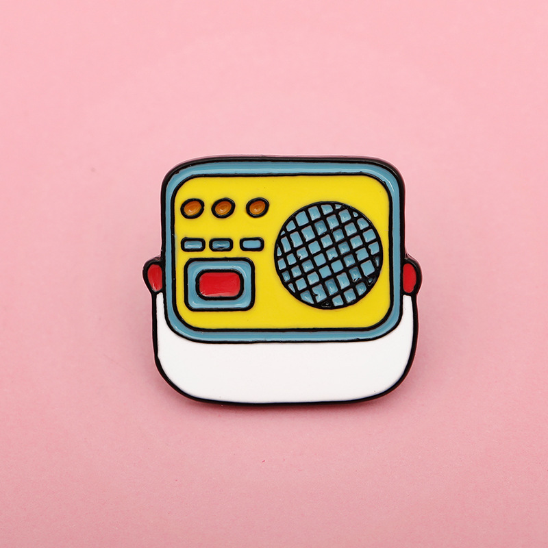 Nuevo Broche Creativo Dibujos Animados Retro Computadora De Escritorio Vintage Radio Juego Mascota Huevo Broche Accesorios Venta Al Por Mayor Nihaojewelry display picture 5