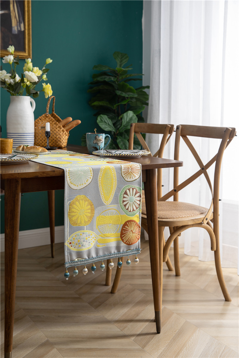 Runner da tavola moderno e minimalista interamente in poliestere per tavolino da caffè, scarpiera, mobile TV, con nappe, realizzato su misura in poliestere_voghion.com