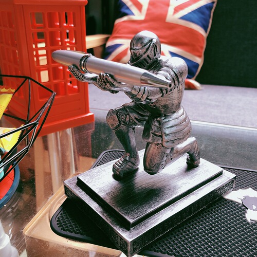 Creative Knight Pen Holder Executive Pen Stand Creative Magnetic Soldier Armor Hero Desktop Decor Pen Tower