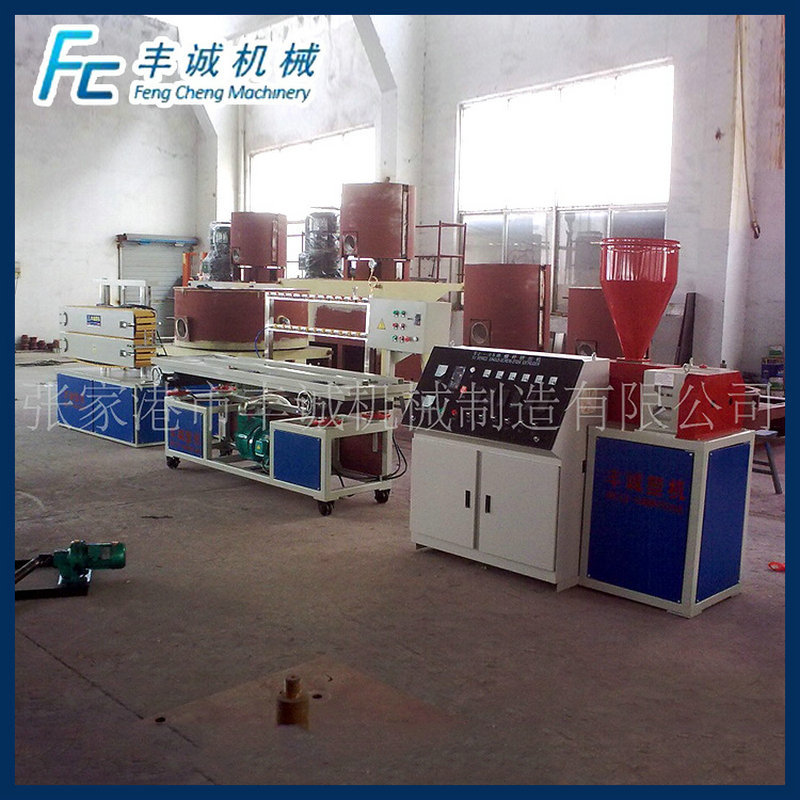 供应 三履带式牵引机 优质履带塑料牵引机