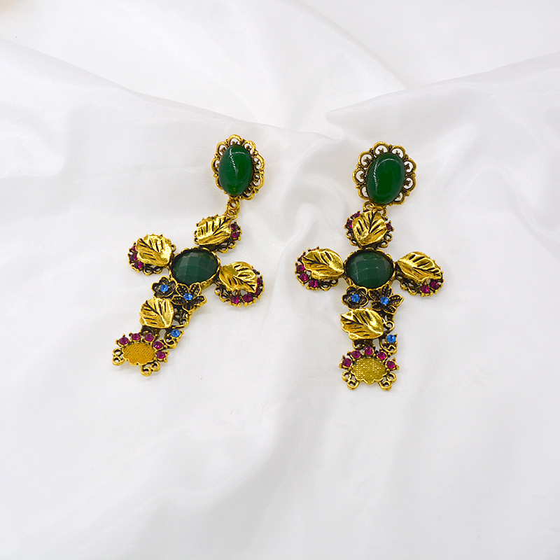 New Retro Exaggerated Earrings Retro Baroque Cat Walk Cross Earrings Accessories Wholesale Nihaojewelry display picture 7