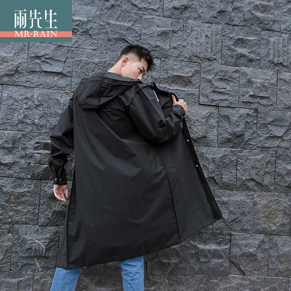 Fashionable travel raincoat for men and women for hiking