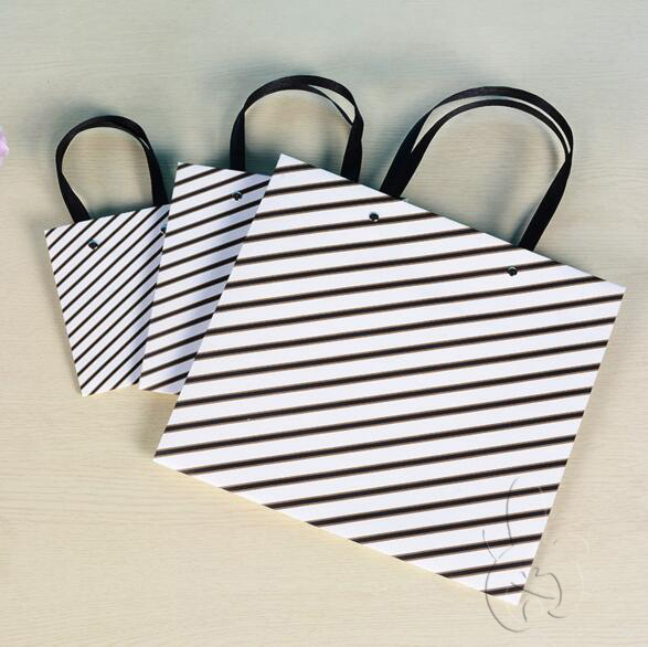 纸质礼品袋适用于日用品，礼品等包装，颜色尺寸款式可定制