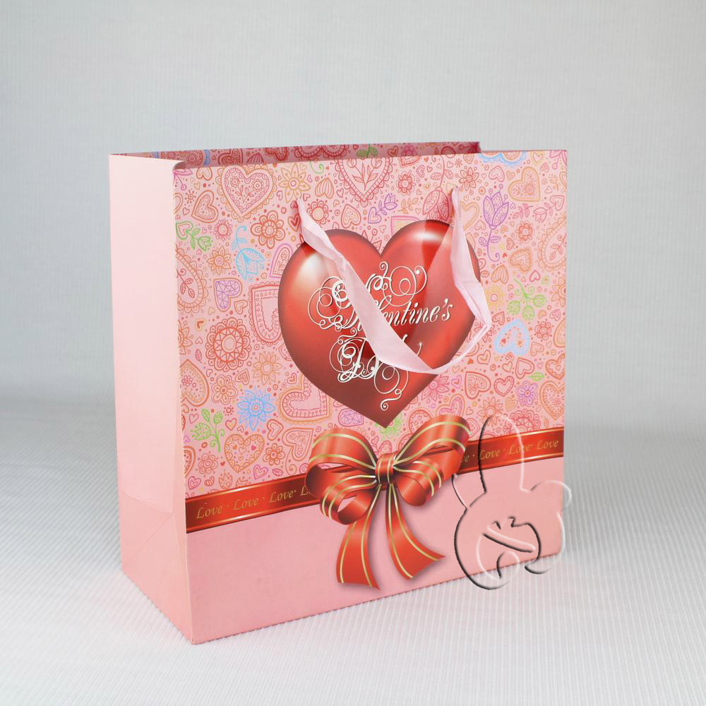 纸质礼品袋适用于日用品，礼物等包装，颜色尺寸款式可定制