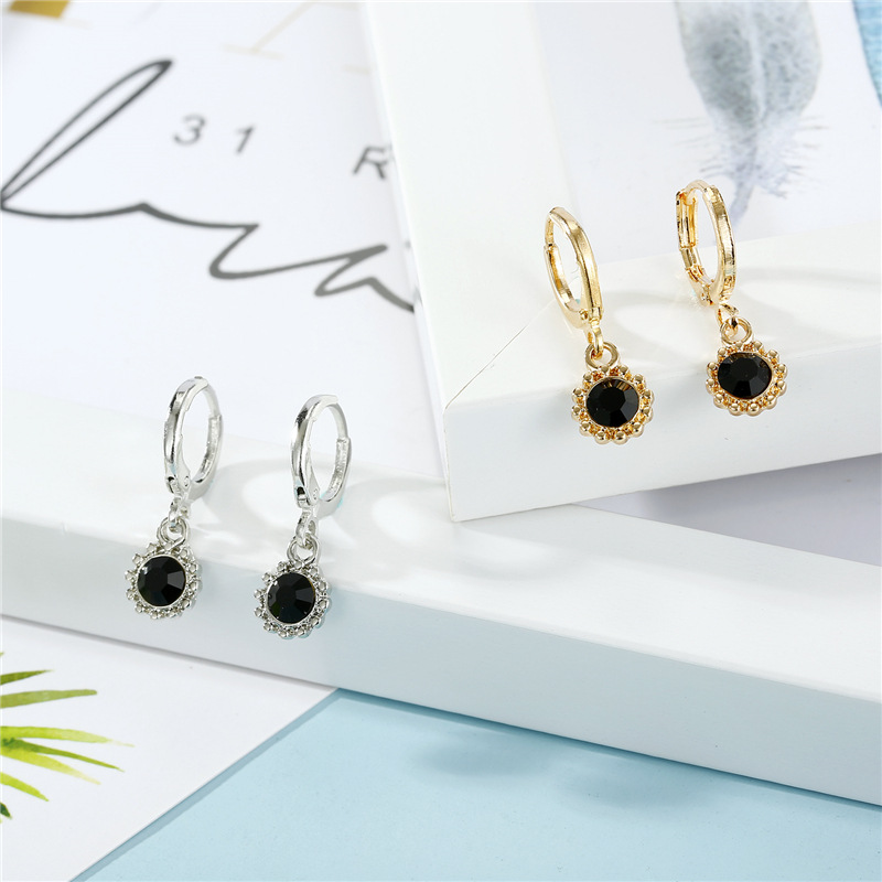 Mode Boucle D&#39;oreille En Cuivre Nihaojewelry En Gros Simple Noir Boucles D&#39;oreilles Pendentif Rond Boucles D&#39;oreilles Boucles D&#39;oreilles Diamant Boucles D&#39;oreilles Petites Boucles D&#39;oreilles display picture 5