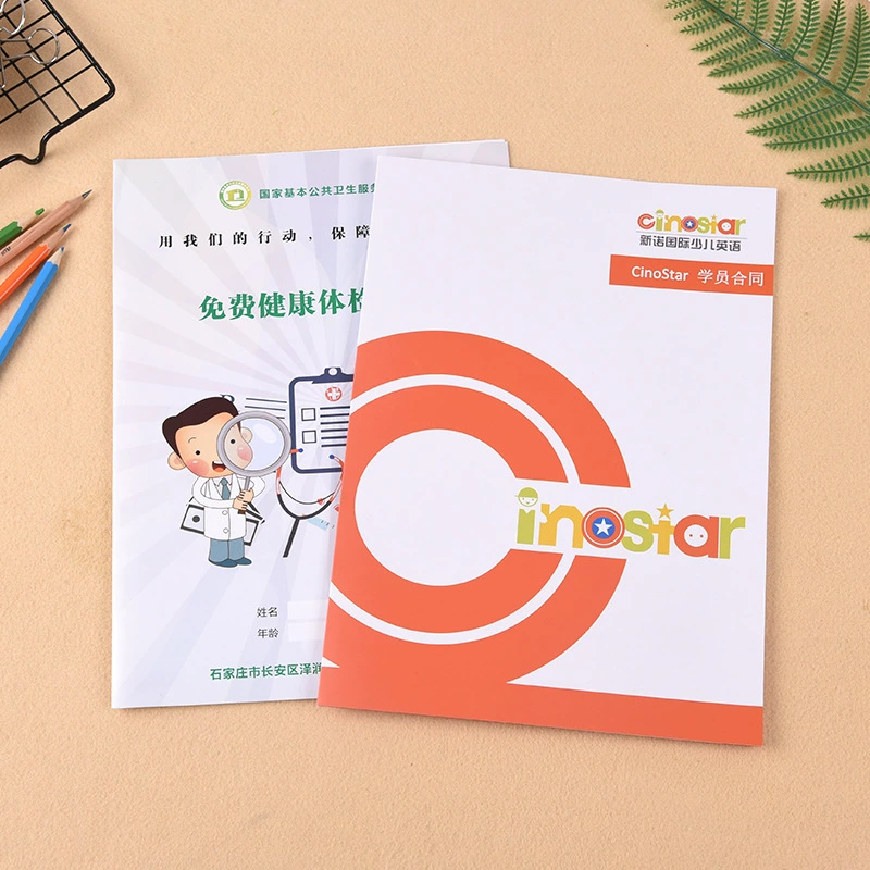 Подгонянная фабрикой брошюра рекламы предприятия фотоальбома подгоняла учебник руководства атласа летчика страницы цвета в твердом переплете