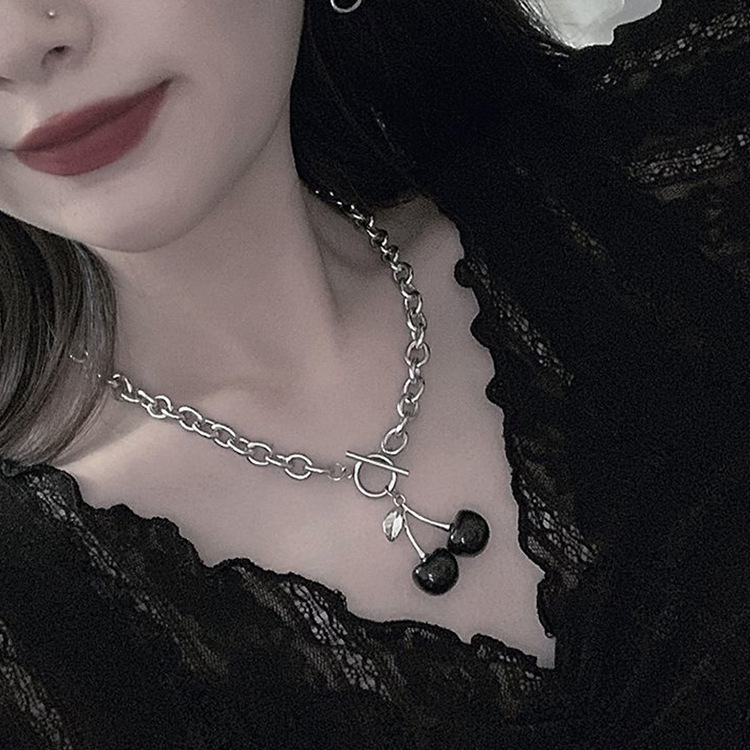 Koude Wind Zwarte Kersenketting voor Vrouwen Eenvoudige en Luxe Mode Halsketting Hip Hop Decoratie Accessoires Titanium_voghion.com