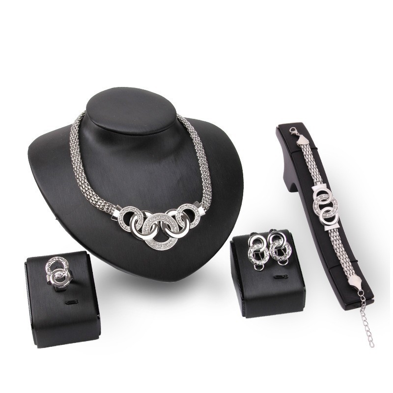 Accessori di bigiotteria, collana a cinque anelli, orecchini, bracciale, anello, set di quattro pezzi, dritto_voghion.com