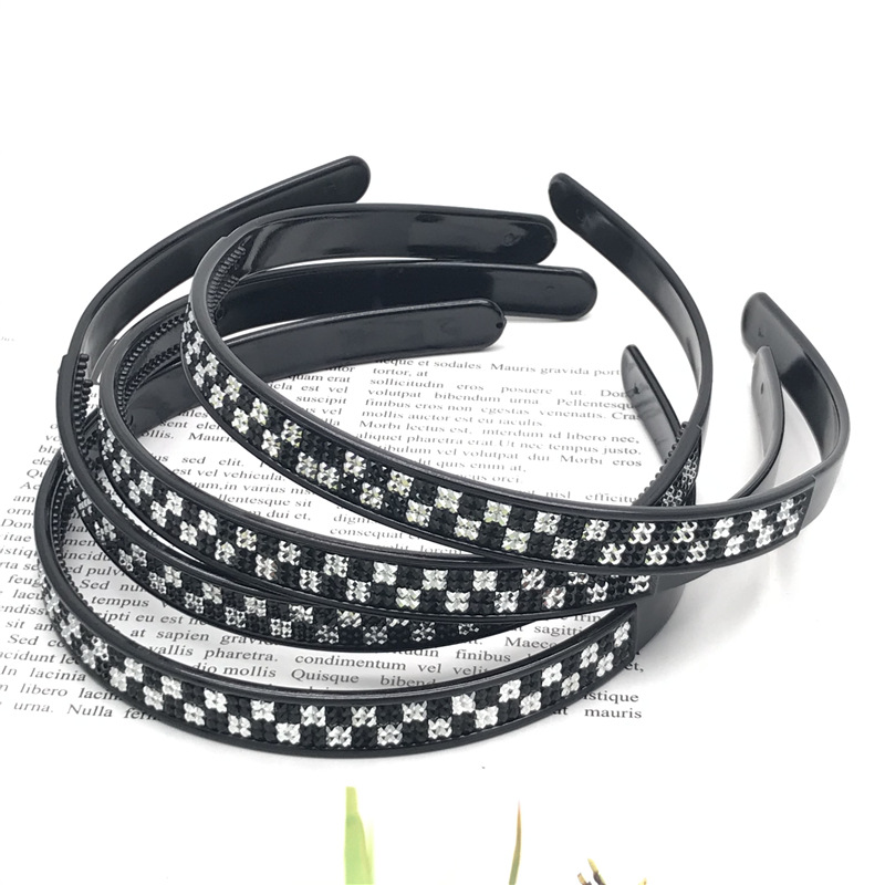 Pintura en aerosol de plástico negro y blanco de dos colores cuadrado diadema cabeza hebilla dos yuanes tienda accesorios para el cabello accesorios de la cabeza