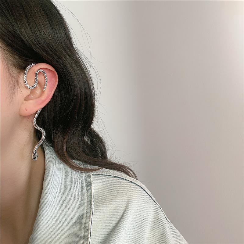 Ins Earless European And American Snake-shaped Ear Clip Female Retro Hong Kong Style Cool Handsome Dark Tied Ear Exaggerated Ear Hanging display picture 5