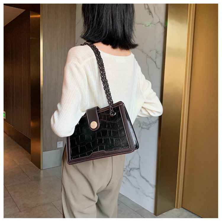 Simple Large-capacity Fashion Retro One-shoulder Messenger Handbags display picture 1