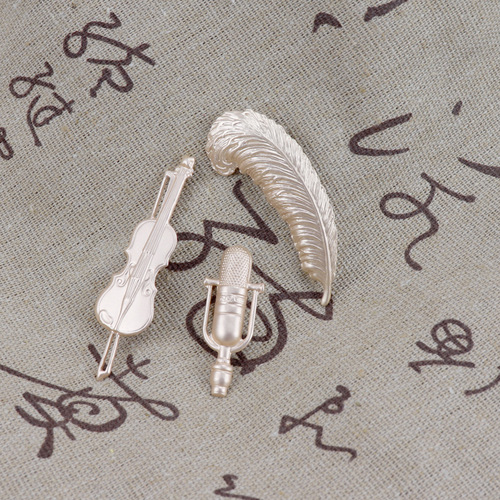 Western antique matte gold musical instrument microphone violin feather brooch collar pin clothing accessories