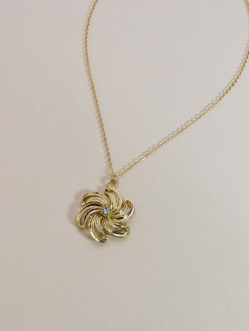 Fashion Hot-selling Metal Flower Simple Pendant Necklace display picture 4