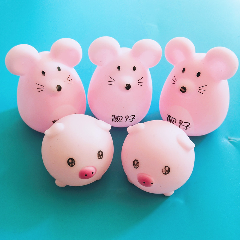 Las pequeñas actividades de microempresas empujan el código de escaneo para enviar regalos debajo de la línea roja en línea, regalos prácticos, pequeños drenadores, artefactos creativos