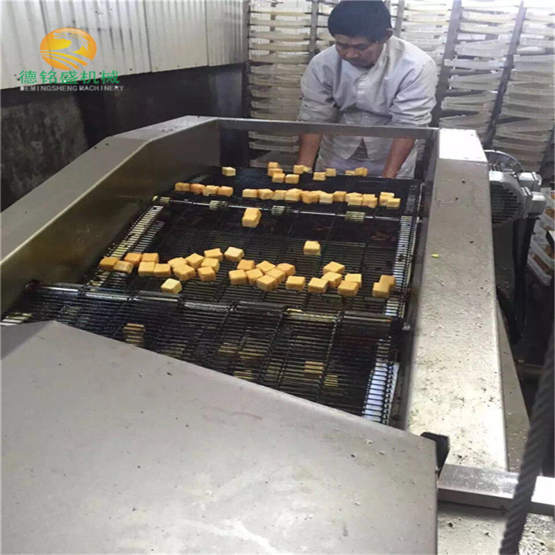 山海关炸鱼豆腐油炸生产线 隧道式电加热鱼豆腐油炸机 鱼糕生产线