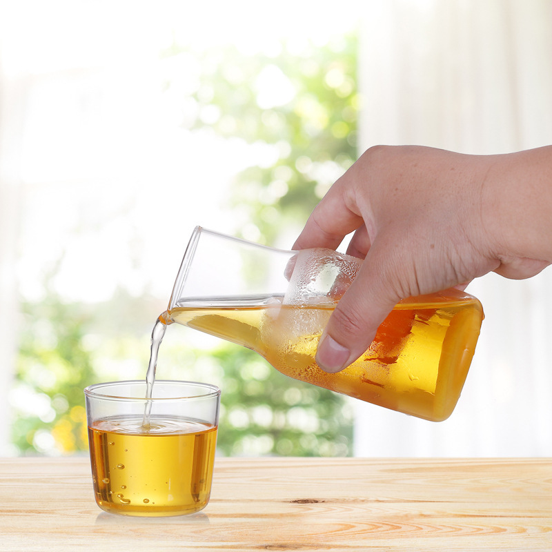 Una persona que bebe vidrio transparente traje de jugo olla leche desayuno taza una olla dos capacidad image 5