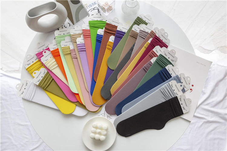 Female Japanese solid color middle tube socks