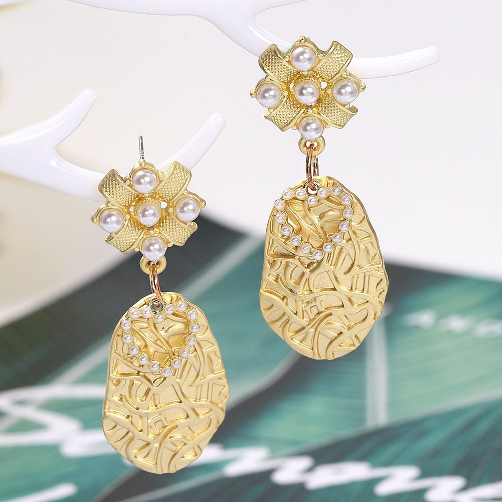 Exaggerated Metal Leaf Inlaid Pearl Earrings  Wholesale display picture 8