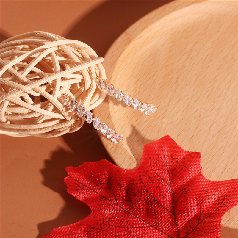 Corée Courbé Mode Strass Plein De Diamants Boucles D&#39;oreilles En Zircon Pour Les Femmes Vente Chaude En Gros Nihaojewelry display picture 9