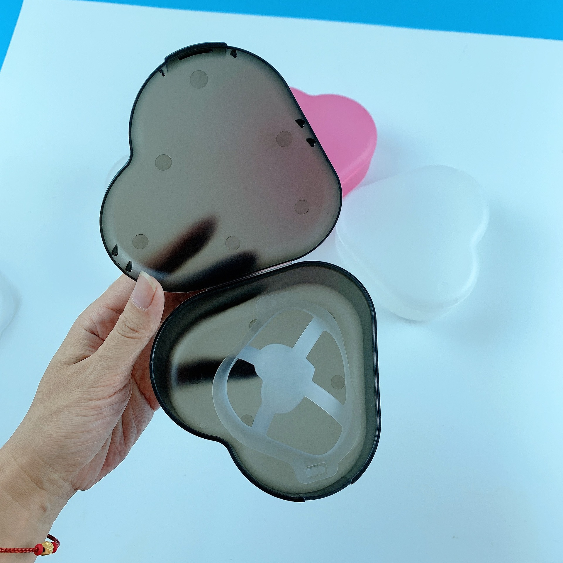 Mask Bracket The mat storage box dustproof Moisture-proof Pollution portable multi-function storage box Mask Temporary