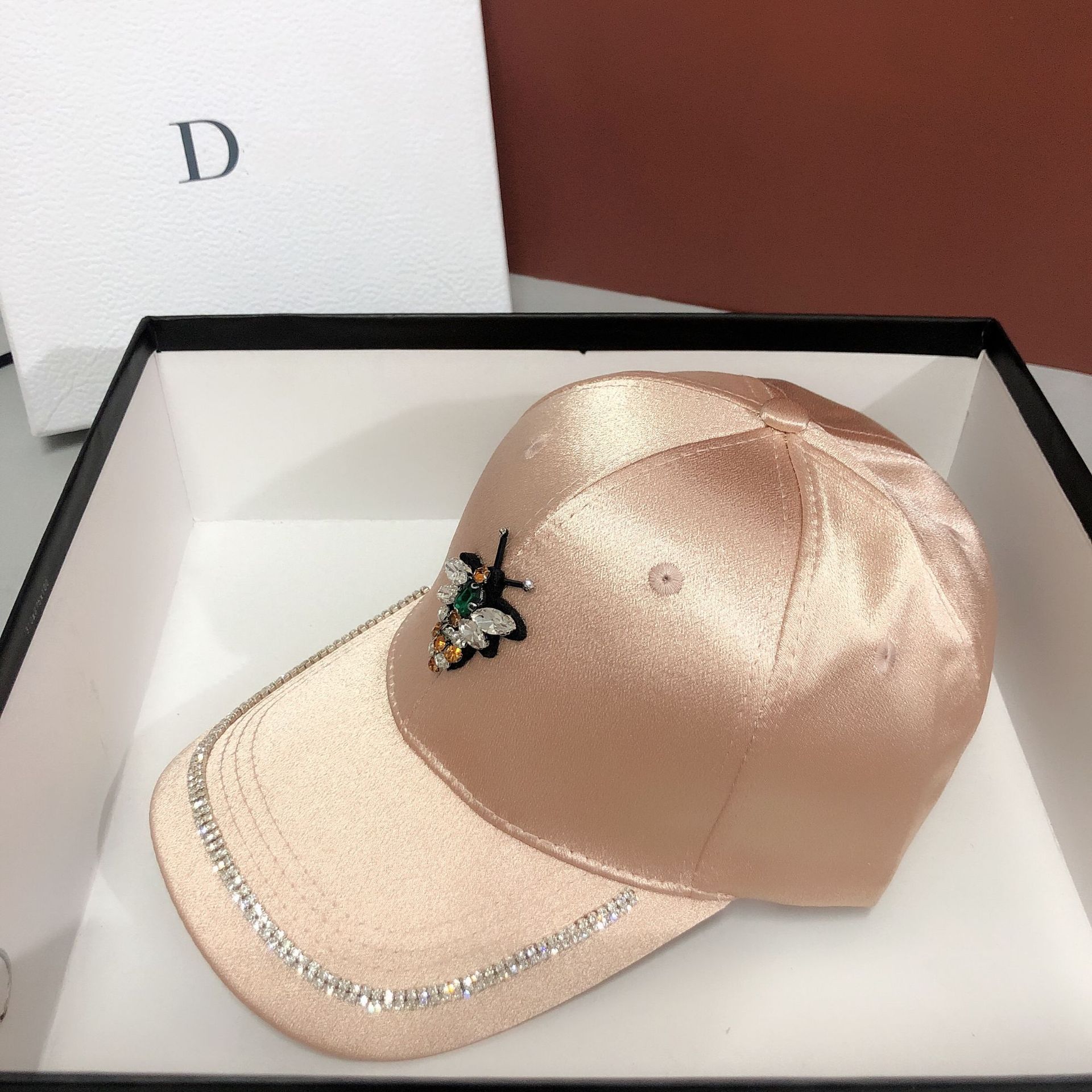 Damen Baseball Cap Aus Satin Mit Biene Und Strassbesatz_voghion.com