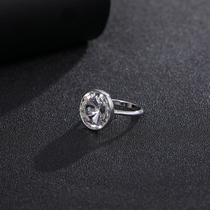 ŷ����Լ�¿�Բ�α�ʯ��ָŮ��ʱ�и��Կ羳���а���ָ����������