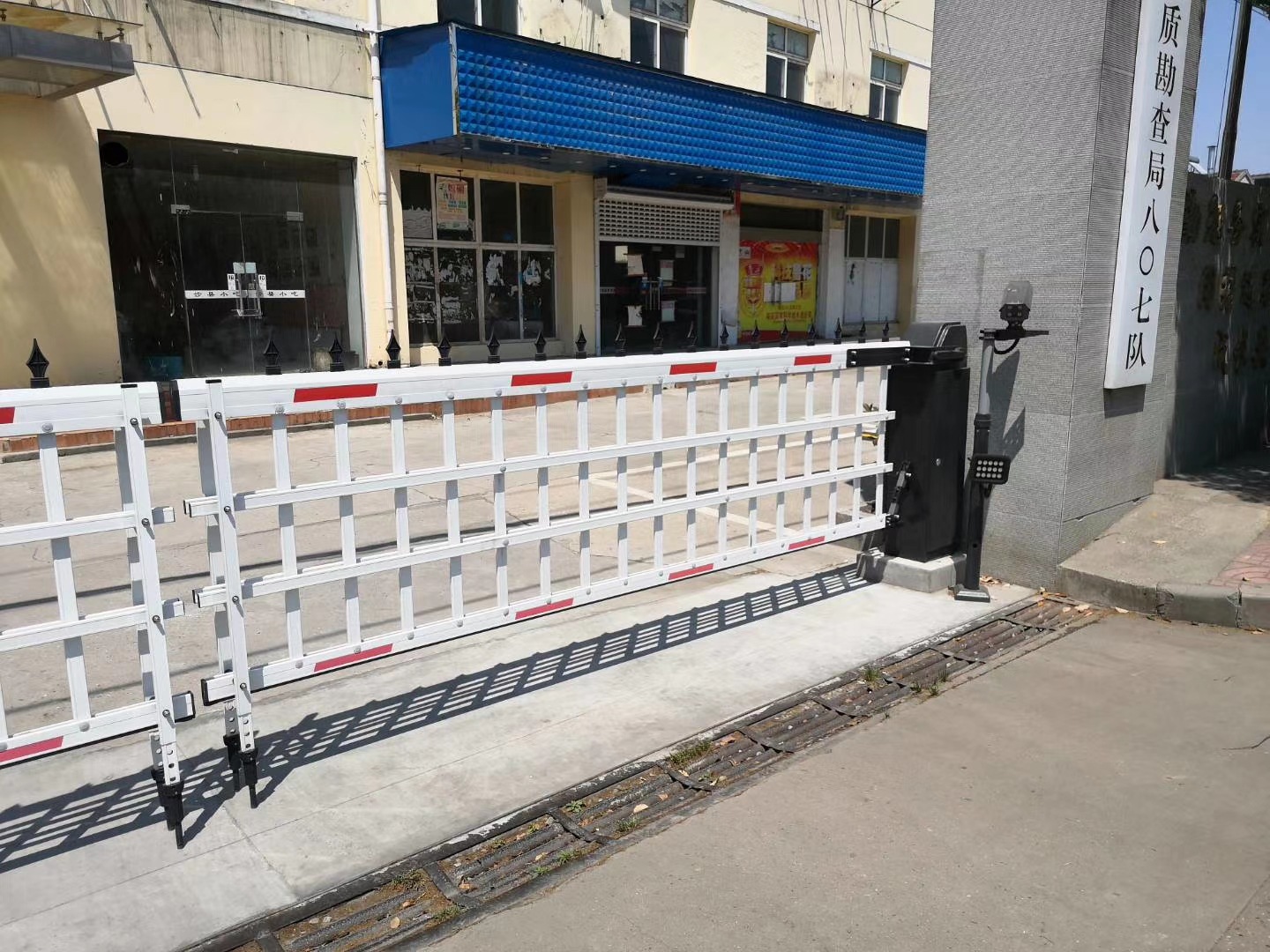 百胜停车场道闸加厚加大栅栏道闸门中置式道闸门智能空降闸