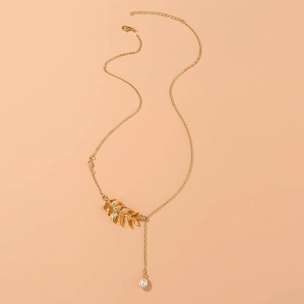 Simple Metal Leaf Pearl Necklace display picture 7