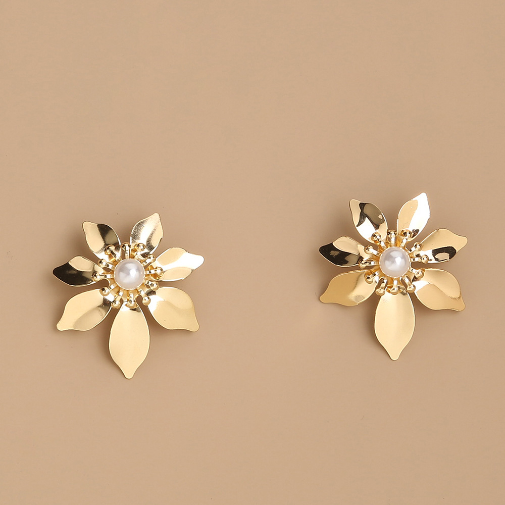 Hot Selling Fashion Gold Flower Earrings Pure White Pearl Metal Earrings Wholesale display picture 5