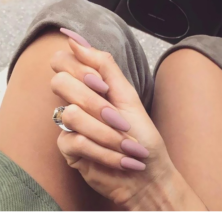 Parche de uñas de celebridades de Internet con personalidad esmerilada, parche de uñas postizas terminado con sensación de carne, 24 piezas, armadura trapezoidal terminada