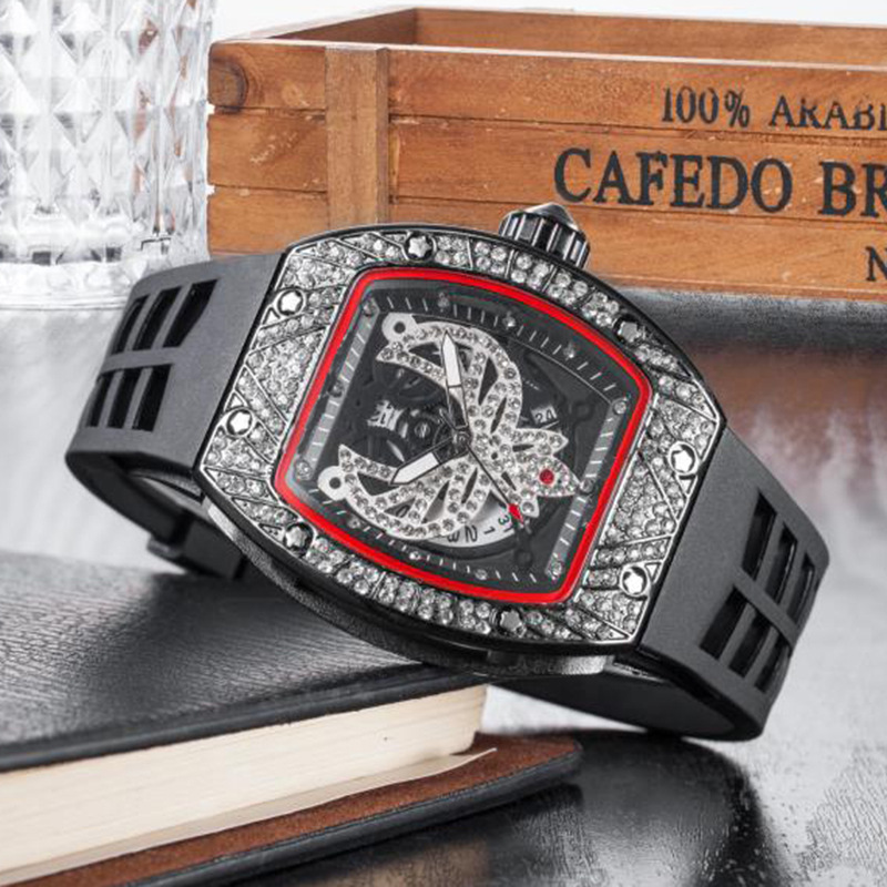 Orologio da uomo con diamanti alla moda, nuovo orologio al quarzo con testa fantasma a fiore cavo europeo e americano_voghion.com