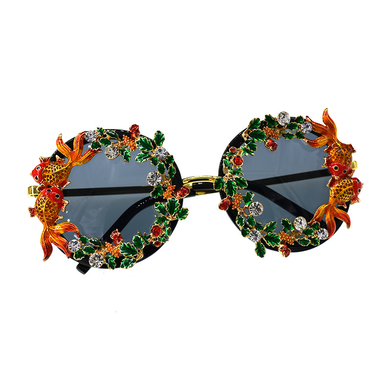 2020 Personal Isierte Mode Sonnenbrille Barock Retro Hohle Geschnitzte Kleine Fisch Sonnenbrille Blume Schmetterling Strand Brille display picture 12