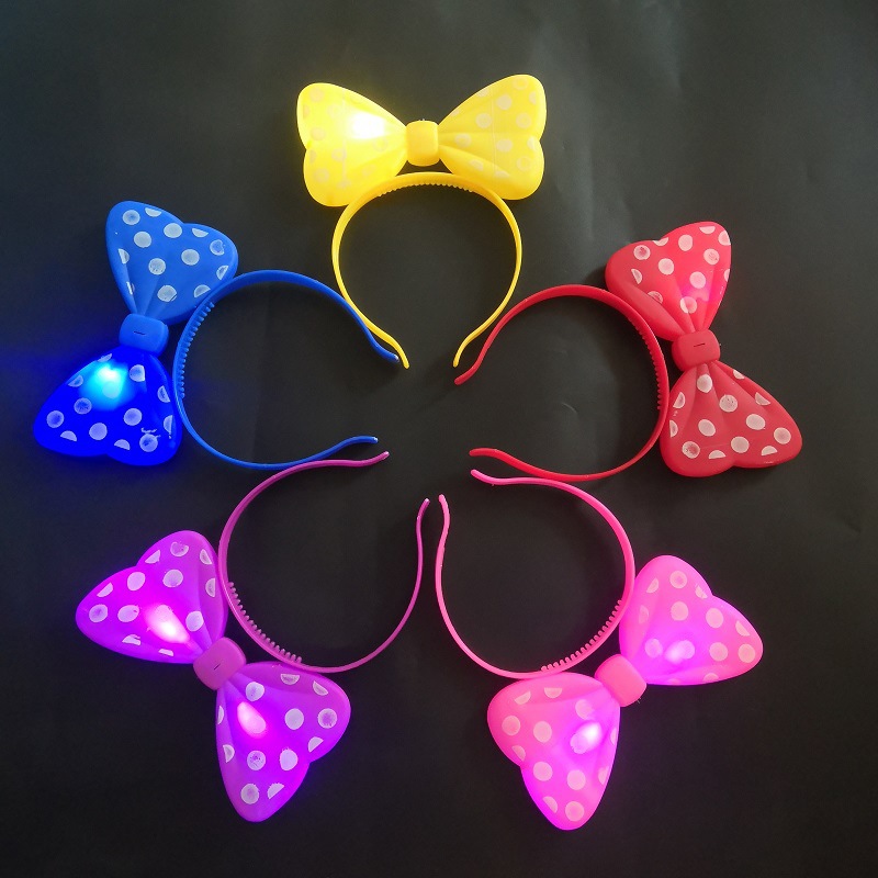 Las pequeñas actividades de microempresas empujan el código de escaneo para enviar regalos debajo de la línea roja en línea, regalos prácticos, pequeños drenadores, artefactos creativos