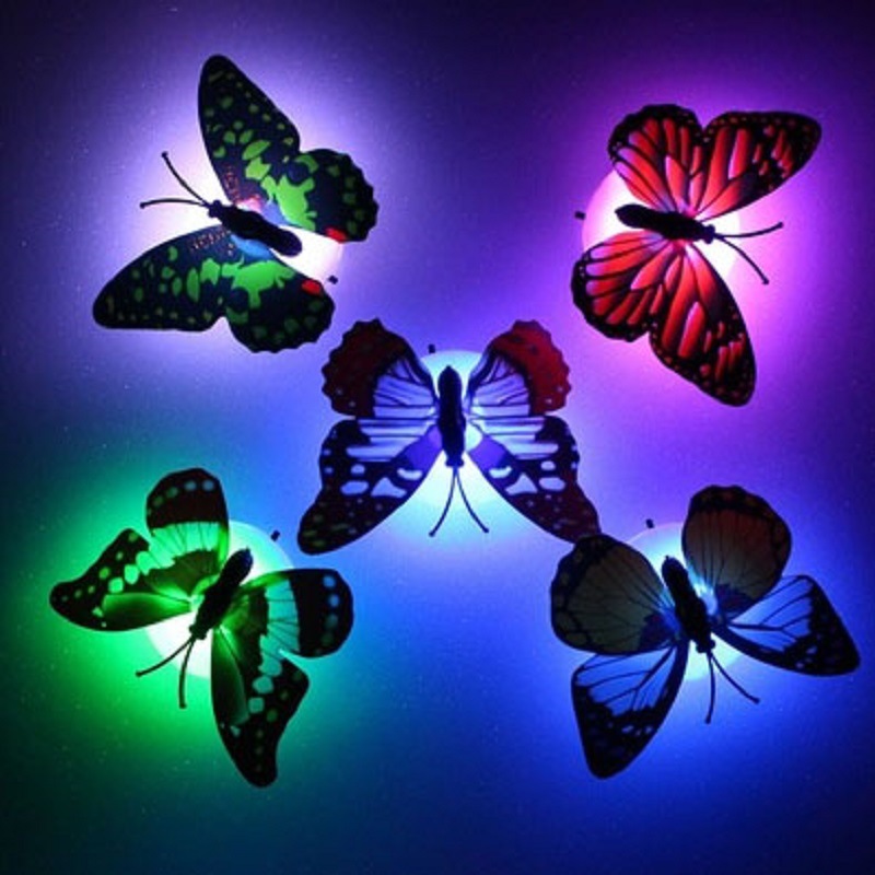 Las pequeñas actividades de microempresas empujan el código de escaneo para enviar regalos debajo de la línea roja en línea, regalos prácticos, pequeños drenadores, artefactos creativos