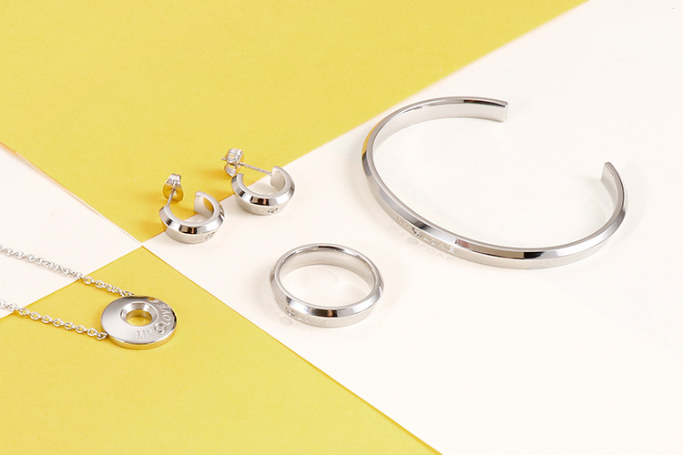 24g Weight Vacuum Plating Gold Plating Process 18K Gold Plated Plating Material Wedding, Travel Occasion Titanium Steel Material Women'S Gender Fashion Style Gold, Silver Color Fashion 18K Gold Plated Titanium Steel Wholesale 6