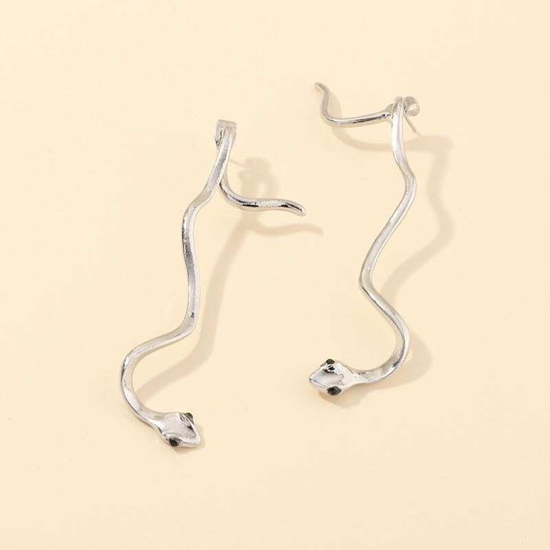 New Retro Fashion Snake-shaped Earrings Texture Silver Diamond Curved Earrings For Women Wholesale display picture 10