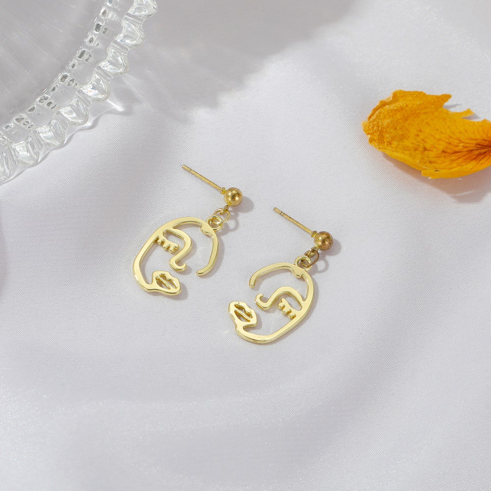 Korean Minimalist Abstract Face Line Earrings Wholesale Nihaojewelry display picture 4