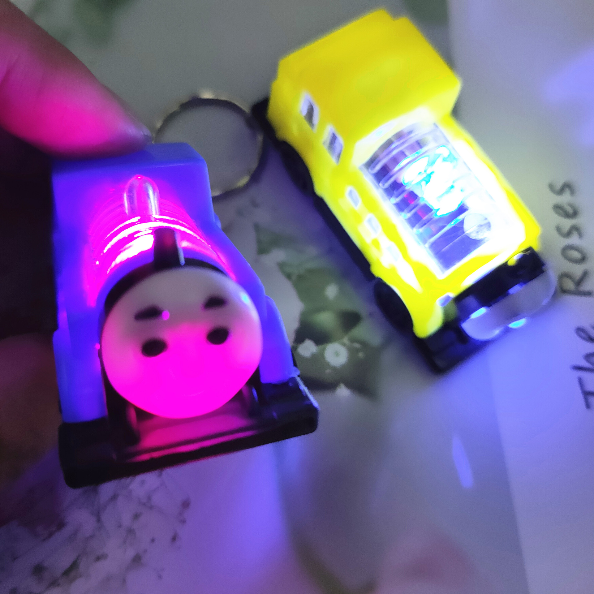 Transfronterizo luminoso de dibujos animados tren Thomas llavero bolsa colgante de los niños luminoso de juguete pequeño regalo